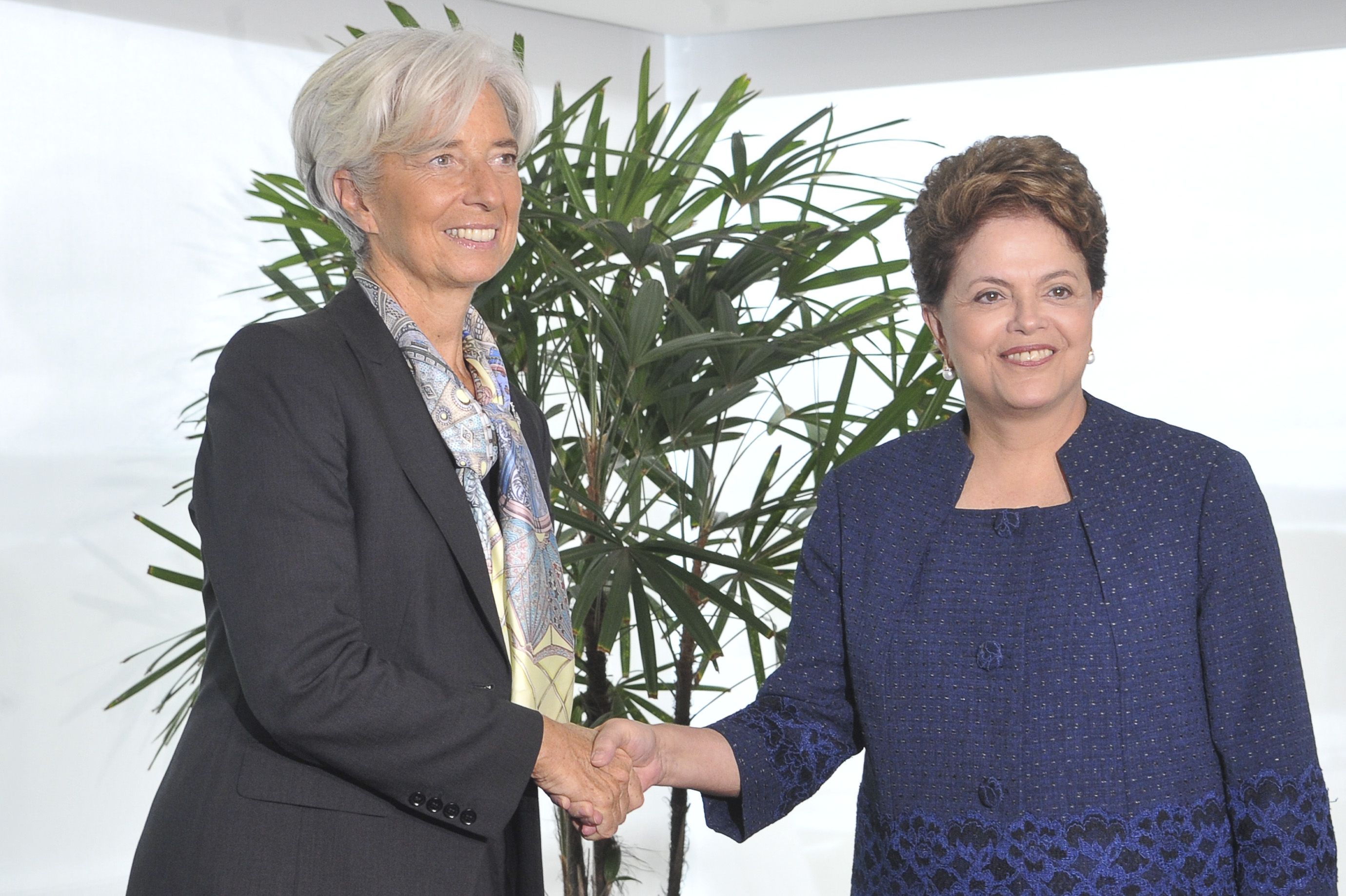 A presidenta Dilma Rousseff cumprimenta a diretora-gerente do Fundo Monetário Internacional (FMI), Christine Lagarde, que faz sua primeira viagem à América Latina | Agência Brasil