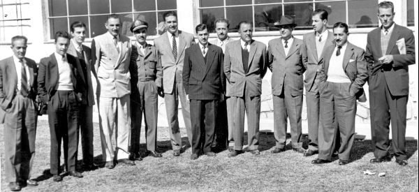 Como hoje o assunto vai ser futebol, abrimos a Nostalgia com a foto de um grupo de cavalheiros ligados ao esporte e que estavam esperando a delegação do Vasco da Gama no Aeroporto de Afonso Pena, em 1951. Vemos, da esquerda para a direita: Américo Mattei, Cândido Gomes Chagas, Denizart Ribas Carvalho, Cícero Jayme Bley, tenente-coronel Ney Braga, Gastão de Abreu Pires, Ildefonso Marques, Domingos Primo Moro, Orestes Thá, Luiz Nicastro, Paulo Nicastro, Michel Zaidan e Amâncio Moro | Acervo histórico CD