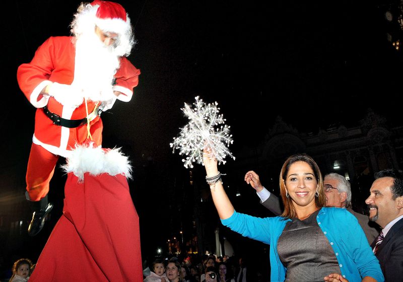 É um pássaro? É um avião? Não, é Papai Noel mesmo descendo do céu para a abertura do Natal de Neve no Paço Municipal, na Praça Generoso Marques. A primeira a receber o presente foi a presidente do Instituto Municipal de Turismo, Juliana Vosnika. Os efeitos especiais do evento foram criados pelo artista italiano Valerio Festi, autor da belíssima Galeria de Luz | Kraw Penas