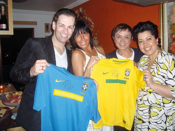 O designer Daniel Casagrande (à esq.) e o arquiteto Luiz Maganhoto, seu sócio, ganharam duas camisas autografadas pelo rei Pelé. Os mimos foram entregues por Iara Souto (entre os dois), assessora pessoal do rei, que veio especialmente de São Paulo para a festa de Natal organizada por Rossana Saad (à dir.), em sua cobertura. No mês passado, Daniel e Luiz participaram do lançamento da biografia de Pelé, na capital paulista, e o presentearam com um exemplar de seu livro de arquitetura | Divulgação