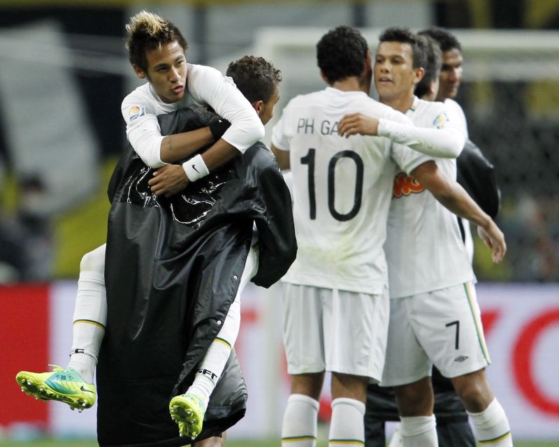 Jogadores do Santos comemoram a vitória. Expectativa agora é por enfrentar o Barcelona na final do Mundial | Reuters