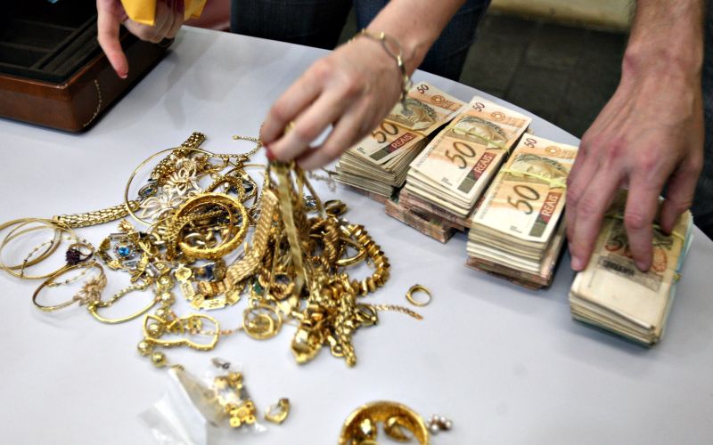 Policiais apreenderam R$ 517 mil e grande quantidade de joias | Fábio Motta/ AE