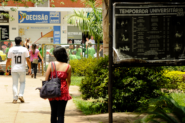 16,6 mil pessoas se candidataram ao concurso da universidade; 3,2 mil para o sistema de cotas sociais | Fábio Dias/Gazeta Maringá