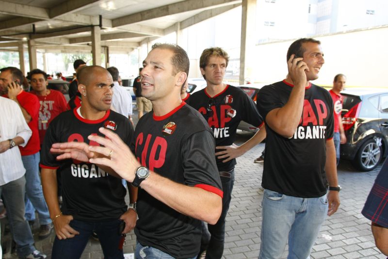 Jogadores que fizeram parte da conquista do Nacional de 2001, Alessandro, Cocito e Gustavo vestiram a camisa de Petraglia | Marcelo Elias/ Gazeta do Povo