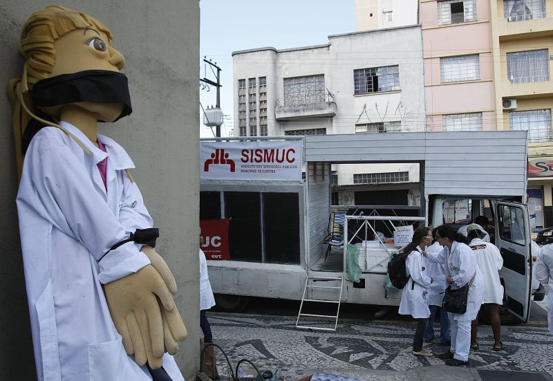 Protesto do sindicato dos servidores em frente da Câmara: vereadores dizem ter havido retrocessos na parte trabalhista | Jonathan Campos/ Gazeta do Povo