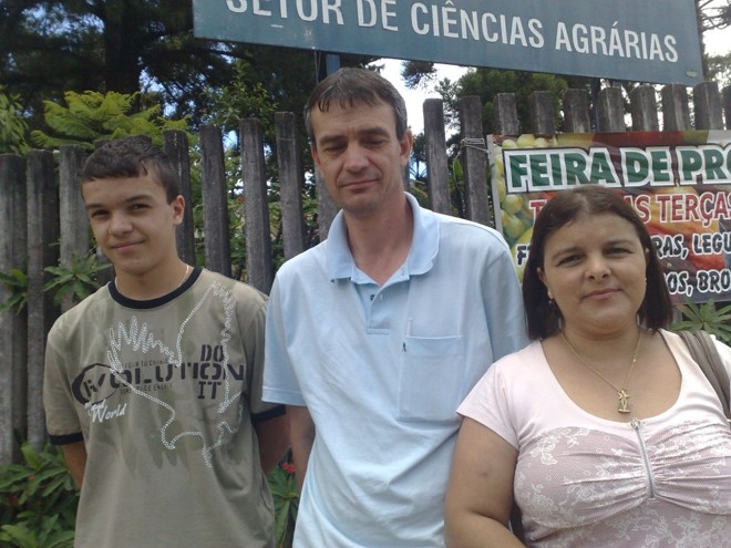 Lucinéia Moreira Silva espera o filho Felipe com o marido e o filho mais novo |