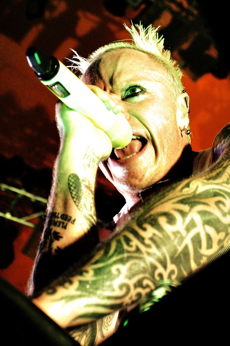 O estilo palhaço-punk fez do vocalista e dançarino Keith Flint um dos rostos mais conhecidos da cena eletrônica | Divulgação