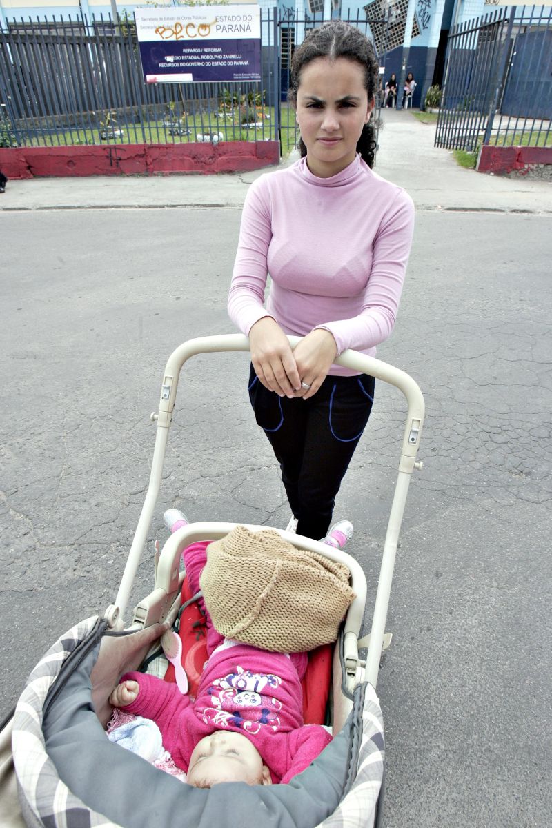 A estudante Camila Alves da Silva, 16 anos, teve autorização do colégio para frequentar as aulas com a filha, Elisa | Henry Miléo/ Gazeta do Povo