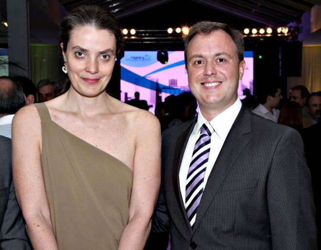 A vice-presidente e diretora da Unidade Jornais do GRPCom, Ana Amélia Filizola, e o presidente da Associação dos Dirigentes de Empresas do Mercado Imobiliário do Paraná, Gustavo Selig, foram os anfitriões do coquetel de apresentação do Perfil Imobiliário de Curitiba, realizado na quinta-feira, no Castelo do Batel |