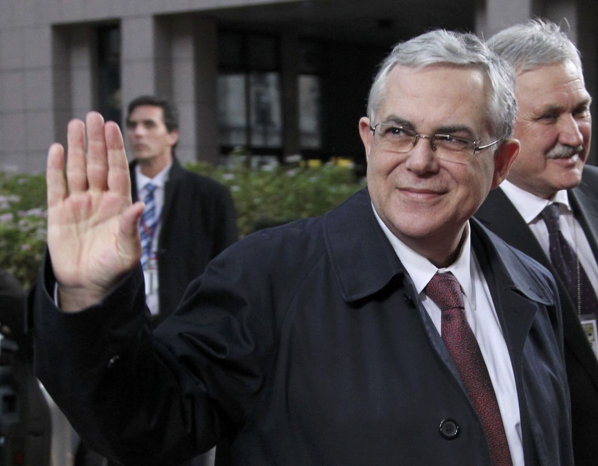 O primeiro ministro-grego, Lucas Papademos, chega ao encontro, de extrema importância para a Europa | REUTERS/Thierry Roge