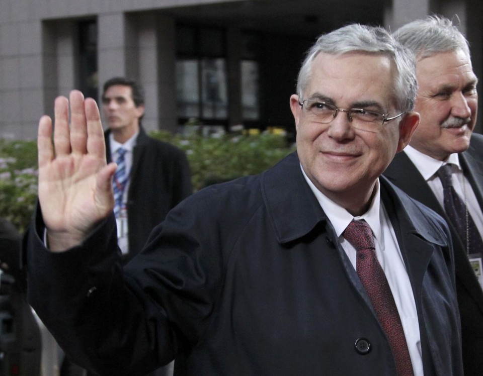 O primeiro ministro-grego, Lucas Papademos, chega ao encontro, de extrema importância para a Europa | REUTERS/Thierry Roge