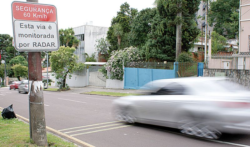 Placas que hoje sinalizam vias monitoradas por equipamentos eletrônicos serão mantidas em Curitiba. Mesma postura adotada por outras capitais brasileiras | Marco André Lima/Gazeta do Povo