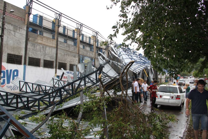 Ventos fortes arrancaram a cobertura do estádio Anilado, em Francisco Beltrão | Adolfo Pegoraro/Jornal de Beltrão