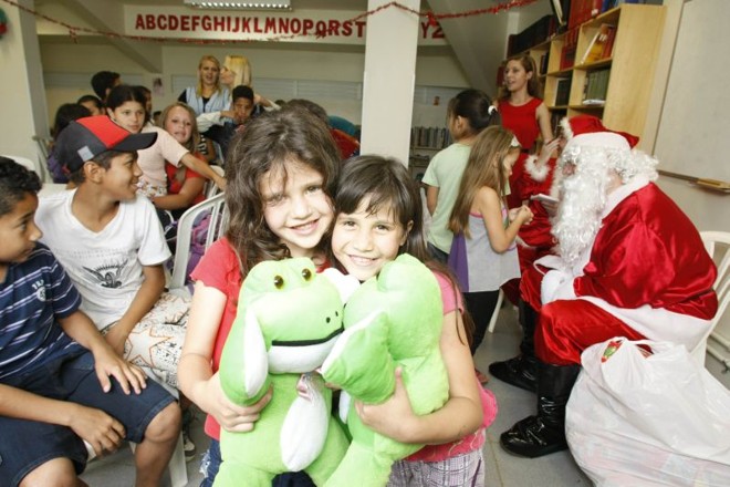 Alegres, meninas do Centro Divina Providência mostram os presentes que ganharam do Bom Velhinho |