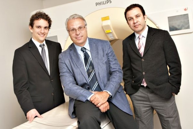 O cardiologista João Vítola (de azul), diretor-geral da Clínica Quanta, com seus colegas Rodrigo Cerci (à esq.) e Marcello Zapparoli, coordenadores do Serviço de Tomografia Cardíaca e Vascular, inaugurado na quinta-feira com um prestigiado coquetel |