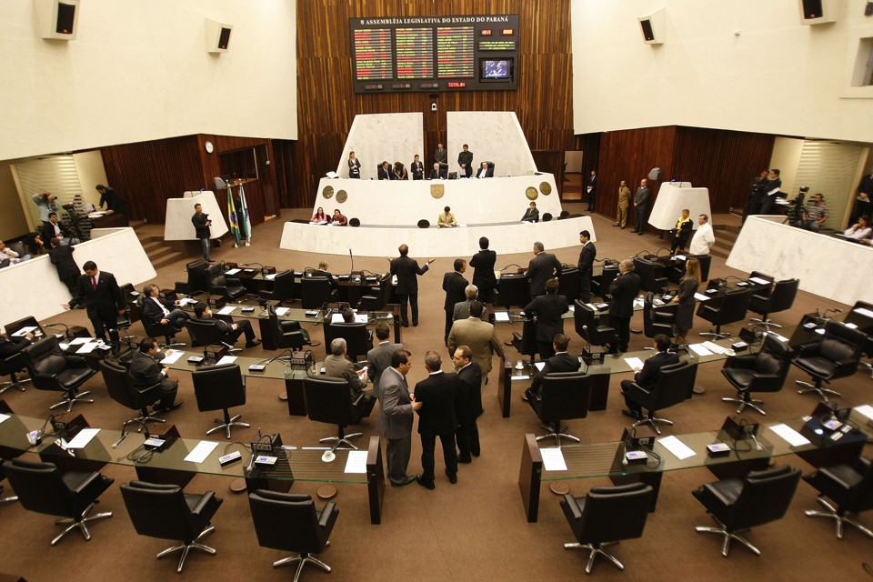 Com duas sessões no dia, deputados analisam 47 projetos de lei, entre eles o que permite as PPPs no Paraná | 