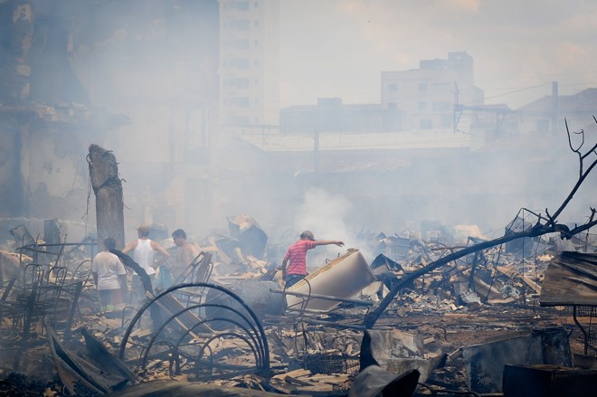 Moradores buscam os seus pertences em meio aos destroços após incêndio em São Paulo |