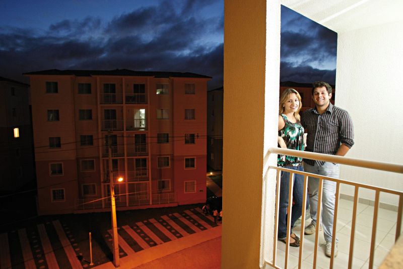 Bruno, 25 anos, e Gisleine, 26, economizaram e em menos de dois anos compraram um apartamento com três quartos | Daniel Castellano/ Gazeta do Povo