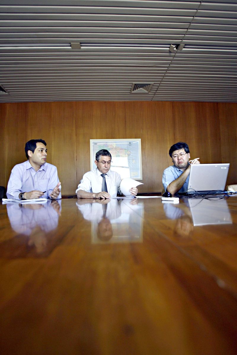 Lourenço e Suzuki, do Ipardes: segundo eles, problemas de infraestrutura impediram avanço mais forte da economia estadual | Priscila Forone/ Gazeta do Povo