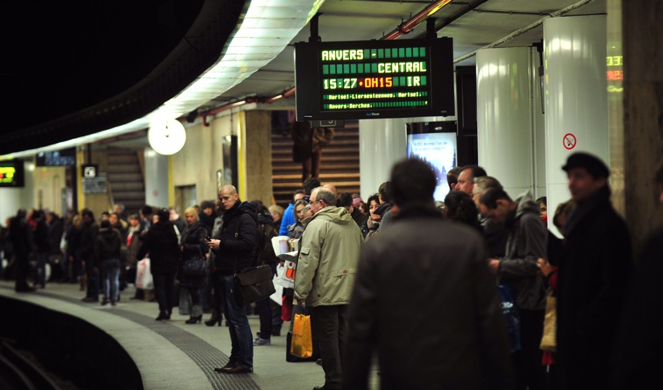 Os sindicatos ferroviários anunciaram uma interrupção dos serviços de trens e metrôs | AFP PHOTO / DAVID STOCKMAN