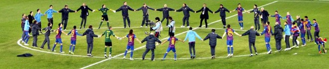Jogadores do Barcelona festejam o título mundial no círculo central do estádio de Yokohama | 