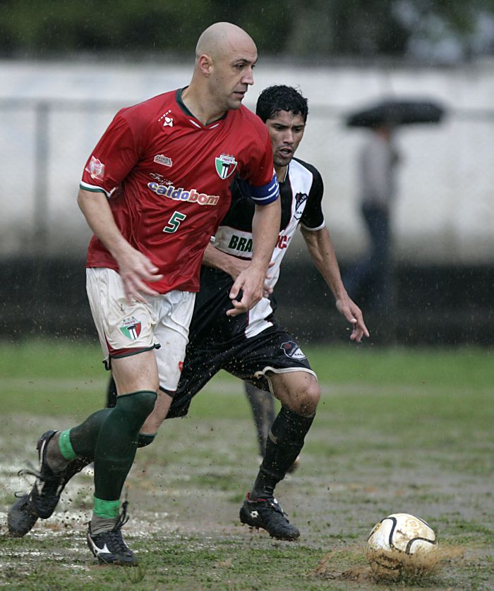 Zagueiro Flamarion embarca nesta segunda-feira para Omã, no Oriente Médio, onde retorna ao futebol profissional | Marco André Lima / Gazeta do Povo