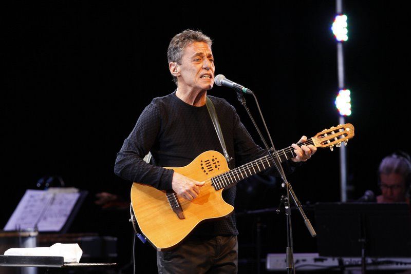 Todo de preto, Chico abriu o show cantando O Velho Francisco | Antônio Costa / Agência Gazeta do Povo