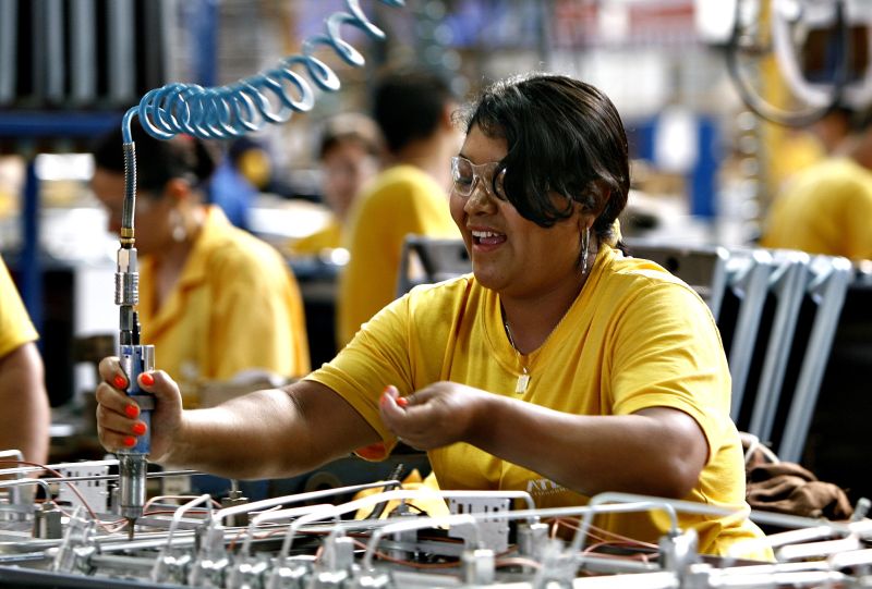Mais confiante e com mais amigos, a caingangue Vani Honório Maciel comemora o emprego que conseguiu há três anos em uma fabricante de fogões em Pato Branco: São duas conquistas, como mulher e como índia | Fotos: Hugo Harada/ Gazeta do Povo