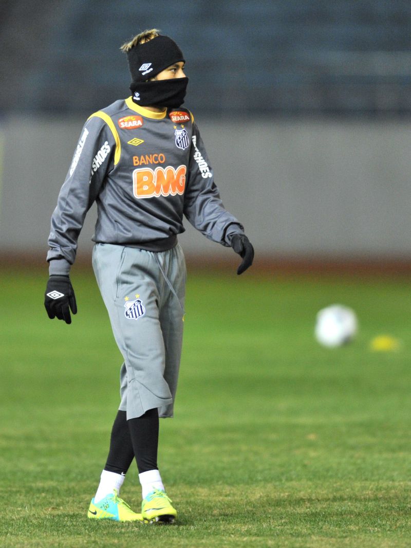 Neymar tentou se proteger do frio durante treino no Japão: jogador está sendo bastante cortejado no país oriental | Kazuhiro Nogi/ AFP