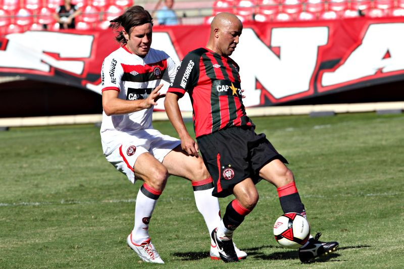 Alex Mineiro, herói do título nacional de 2001, disputa lance com o zagueiro Marcão, destaque de 2004 que reforçou o time armado para recordar a conquista da Série B de 95.Alex Mineiro, herói do título nacional de 2001, disputa lance com o zagueiro Marcão, destaque de 2004 que reforçou o time armado para recordar a conquista da Série B de 95 | Walter Alves/ Gazeta do Povo