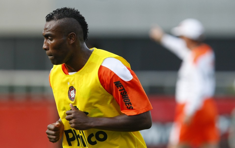 De passagem pelo Equador, atacante Guerrón revelou interesse em trocar o Atlético pelo São Paulo | Daniel Castellano / Gazeta do Povo