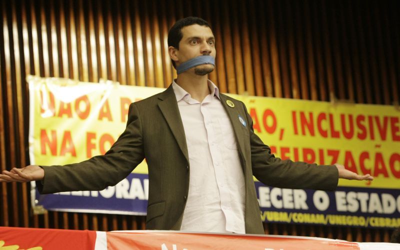 Protesto na Assembleia: projeto do governo para terceirizar serviços desagrada à oposição e sindicatos de funcionários públicos | Daniel Castellano/ Gazeta do Povo