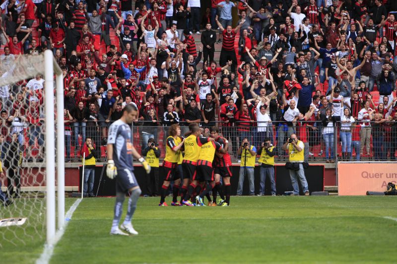 Jogadores do Atlético se abraçam no gol de Guerrón. Nesta altura, o clube já estava sem perspectivas de permanecer na elite nacional | Antonio Costa/ Gazeta do Povo