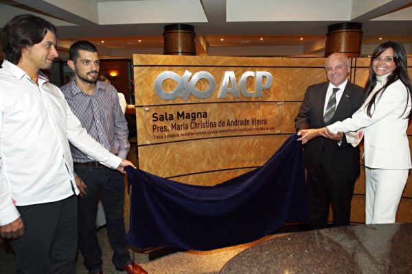 O presidente da Associação Comercial do Paraná, Edson Ramon, convidou os filhos de Maria Christina de Andrade Vieira, Mariela, Tozinho e Leonardo Vieira Dias, para descerrar a placa que dá o nome da ex-presidente da entidade à Sala Magna de reuniões da Casa. A homenagem foi realizada nesta quarta-feira | Gabriel Rosa