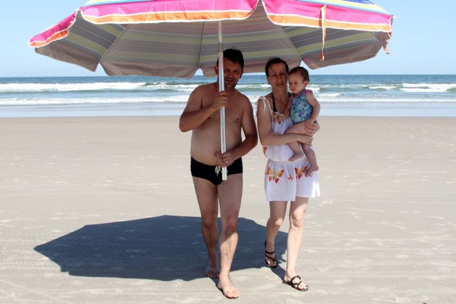 O professor Jey Albuquerque, que veio de Rebouças, região Centro-Sul do Paraná, com a esposa Raquel Burak e a filha Brenda Albuquerque, preferiu deixar para aproveitar a praia mais para o final da tarde |