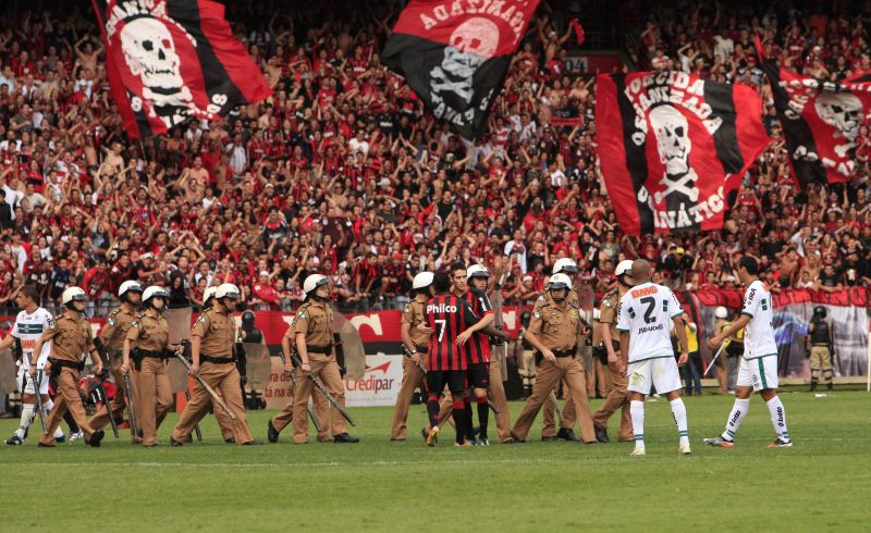 Mesmo com a queda decretada, torcida atleticana comemora na Arena | Antonio Costa/ Gazeta do Povo