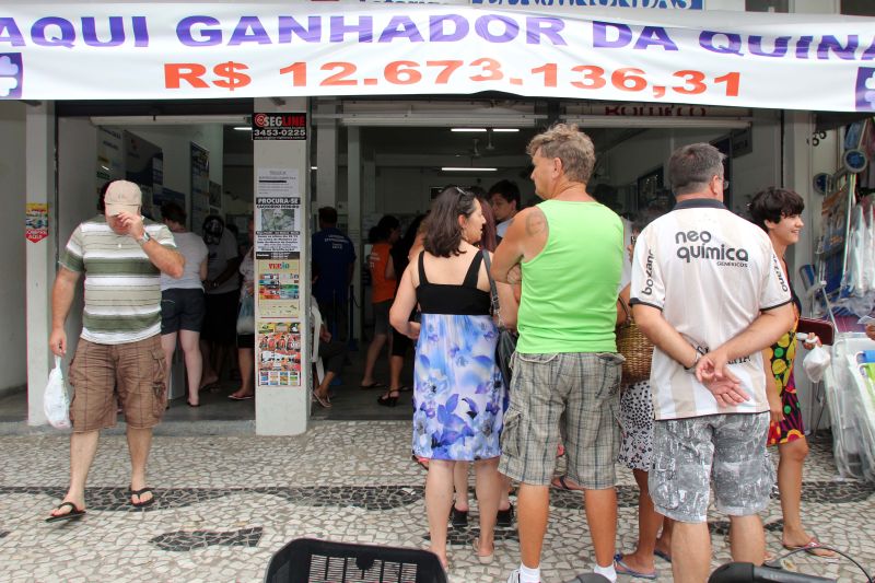 Pessoas esperam em média 20 minutos nas filas para registrar apostas | Felippe Aníbal/ Gazeta do Povo