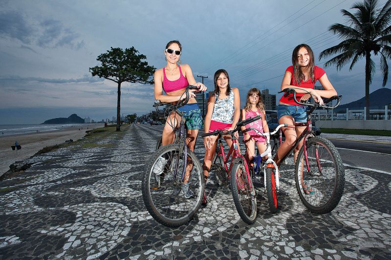Cátia incentiva as filhas Ana Carolina e Júlia e a afilhada Bianca a usar a bicicleta nos passeios na ciclovia do calçadão de Matinhos | Jonathan Campos/ Gazeta do Povo