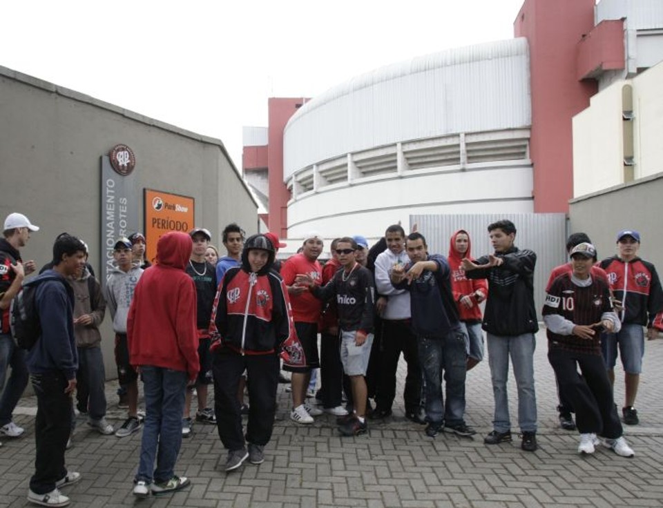 Cerca de 20 membros da Ultras foram à Arena antes do treino do Atlético nesta sexta-feira | Daniel Castellano / Gazeta do Povo