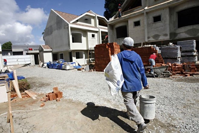 Obra da construtora Dakar em Santa Felicidade: showroom facilita a venda | 