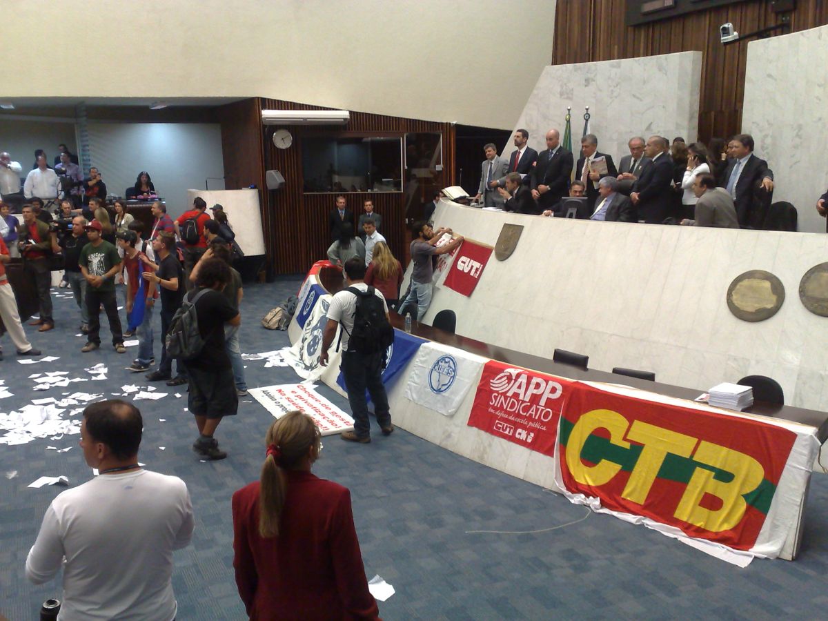 Oa manifestantes gritavam várias palavras de ordem contra a aprovação do projeto | Ivonaldo Alexandre/Agência de Notícias Gazeta do Povo