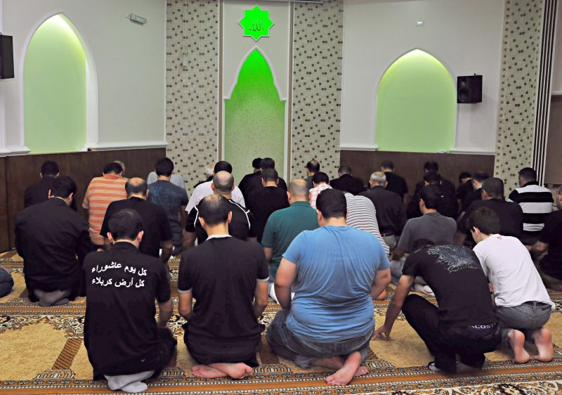 Muçulmanos rezam na Mesquita Omar Ibn Al-Khattab, uma das maiores da América Latina | Fotos:Marcos Labanca/ Gazeta do Povo