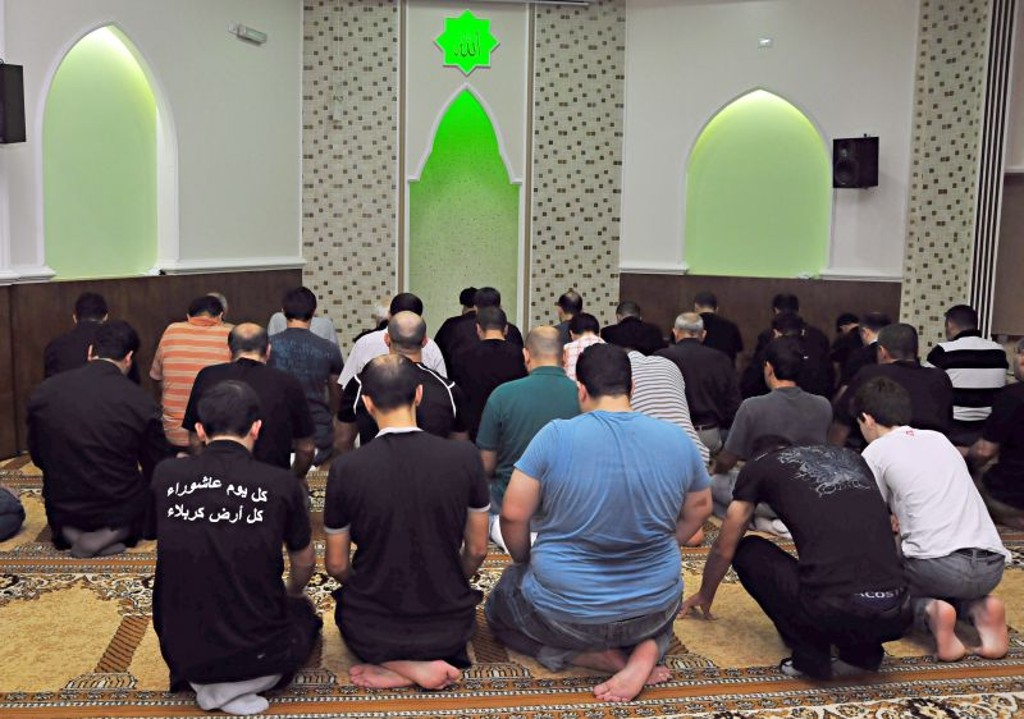 Muçulmanos rezam na Mesquita Omar Ibn Al-Khattab, uma das maiores da América Latina