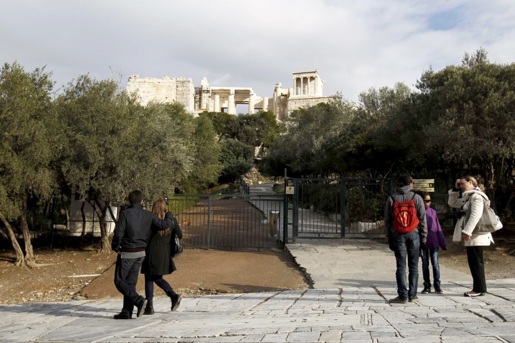 Turistas são barrados em Acrópole de Atenas por greve de funcionários | Reuters