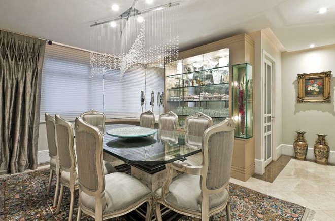 O escritório ganhou novo espaço no projeto de Calina Mussi, ao lado da sala de jantar | 