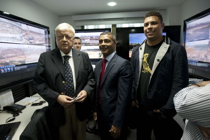 Ricardo Teixeira, Romário e Ronaldo posam para foto em encontro na sede do Comitê Organizador Local (COL) da Copa 2014 | Rafael Andrade/ Folhapress