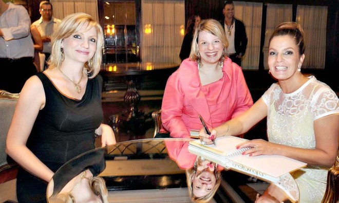 Lançamento concorrido- Nadyesda Almeida lançou a nova edição de sua Agenda Empresarial em evento badalado no Graciosa Country Club, reunindo a sociedade curitibana. Entre as presentes, as empresárias Karine Lotoski e Anelise Gerceski, da Unique Convites D.O.C, responsáveis pelo convite do evento, parabenizam Nadynha por mais este sucesso |