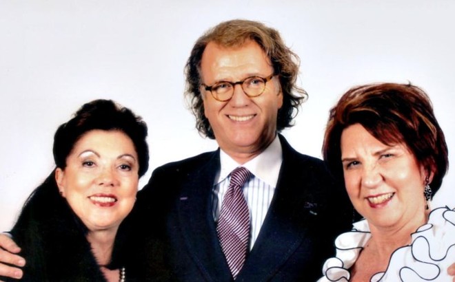 Noite inesquecível- As amigas Vera Lupion e Roseli Westphal, empresária da Boutique Rayon, retornam dos Estados Unidos encantadas aassistiram, em New Jersey, de André Rieu. As duas aproveitaram o momento para tietar o violinista, um dos mais famosos do mundo |