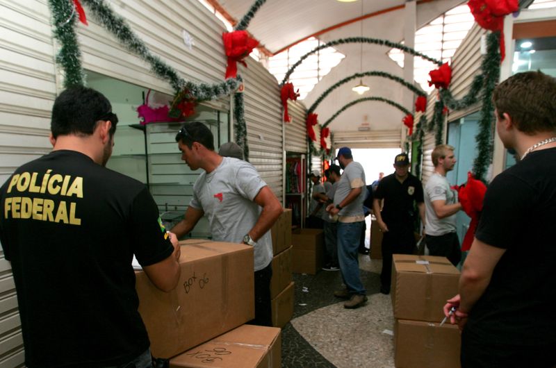 Entre as mercadorias apreendidoa pela PF e Receita Federal estão CDs, DVDs, calçados e celulares | Josué Teixeira/Gazeta do Povo