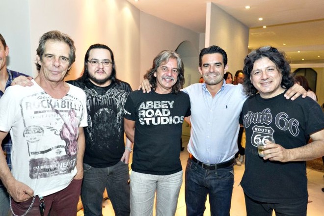 Na mesma festa, o presidente da Federação Paranaense de Hipismo, Rodrigo Otávio Kost (de camisa azul) com os integrantes da banda Blindagem, Paulo Teixeira, Rodriggo Vivasz (ambos à esq.), Paulo Juk (ao centro) e Alberto Rodriguez (último à dir.) |